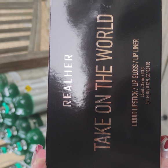 Realher take on The world liquid lip/lip gloss/lip learner - Picture 2 of 2